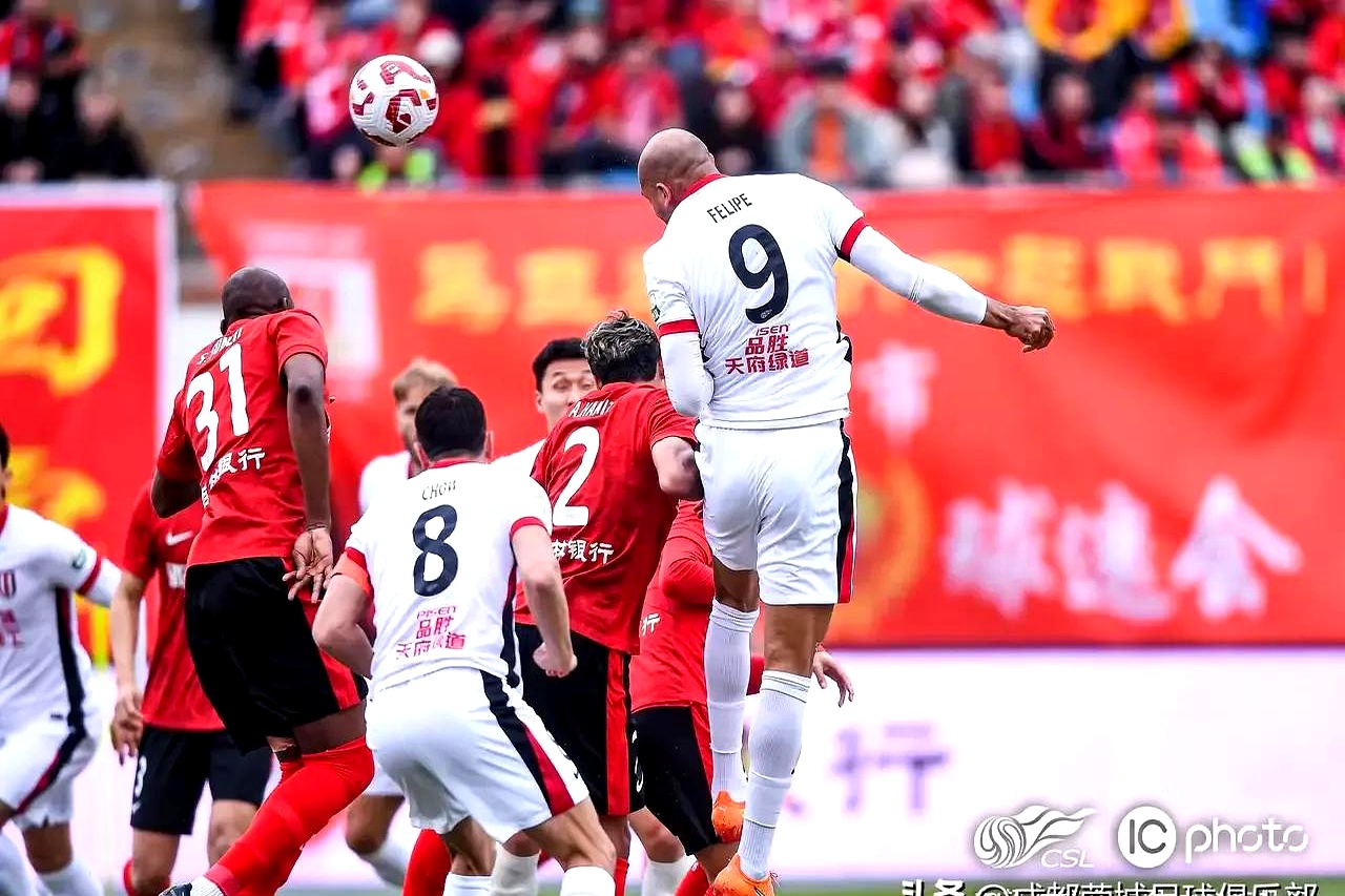 米兰体育在线-赛前成都蓉城备战全明星赛，临场应变细节曝光，媒体盛赞，赛程密集仍需轮换